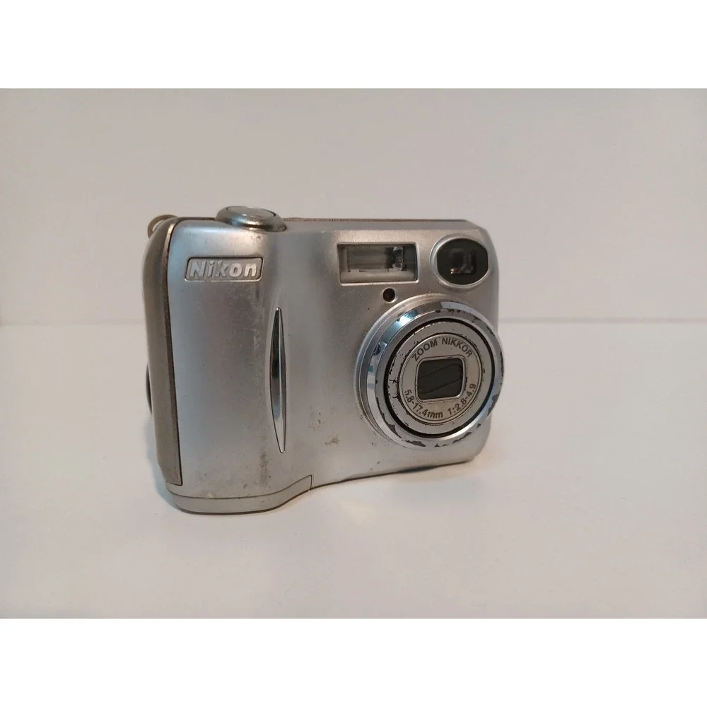 Nikon Coolpix S3700 Digital Camera Silver‎ FOR PARTS / REPAIR